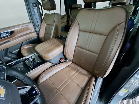 Used 2025 Chevrolet Tahoe High Country AWD/4WD image 21