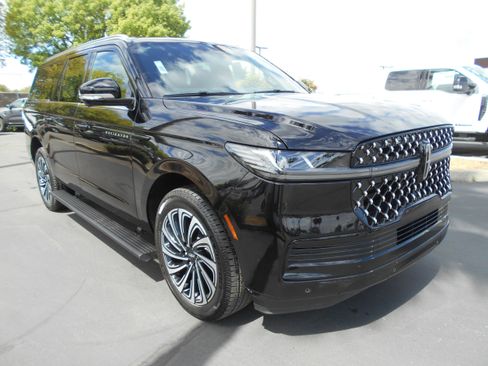 Used 2025 Lincoln Navigator L Black Label image 2