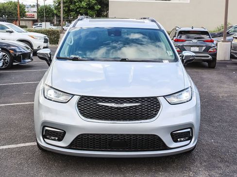 Used 2023 Chrysler Pacifica Limited image 2