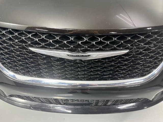 Used 2024 Chrysler Pacifica Touring-L FWD image 26