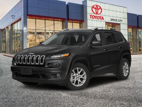 Used 2018 Jeep Cherokee Latitude FWD image 2