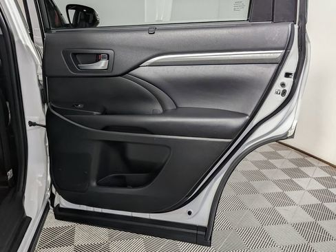 Used 2019 Toyota Highlander SE image 39