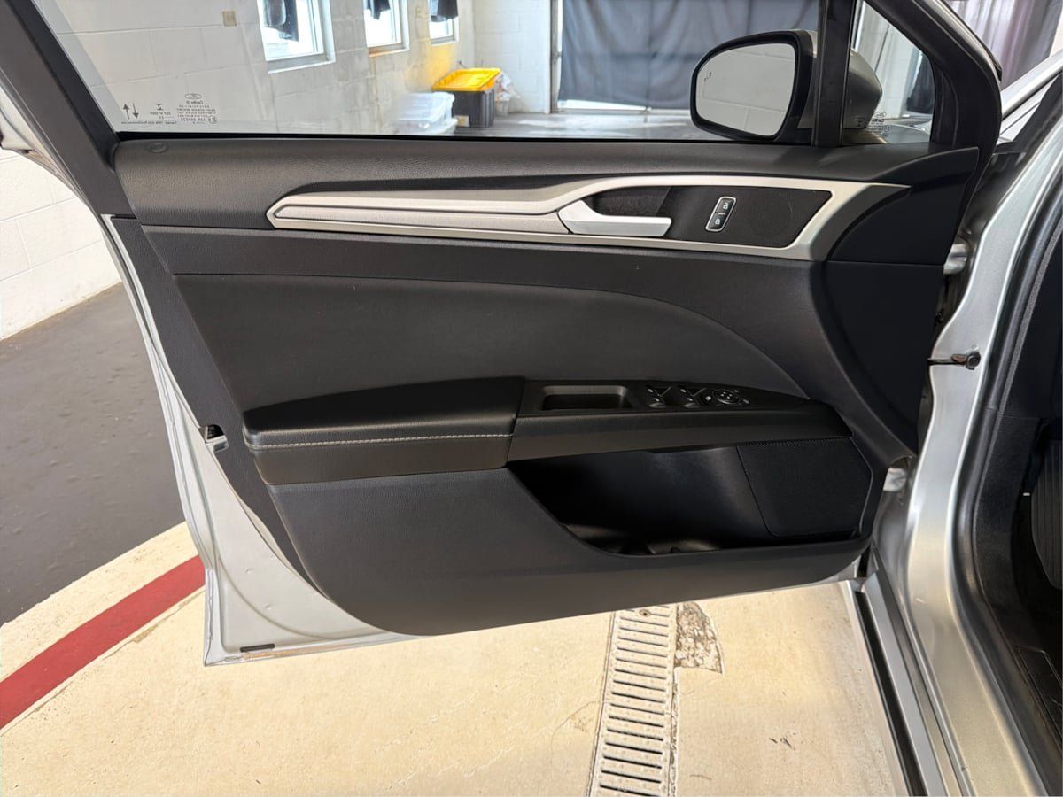 Used 2020 Ford Fusion SE AWD/4WD image 23
