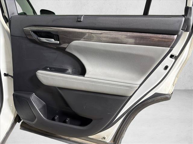 Used 2021 Toyota Highlander Platinum FWD image 18