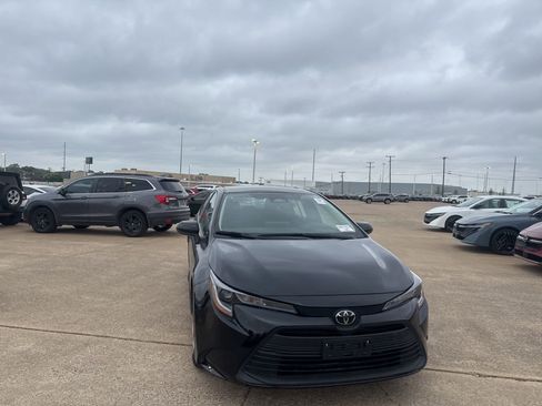 Used 2025 Toyota Corolla LE image 3