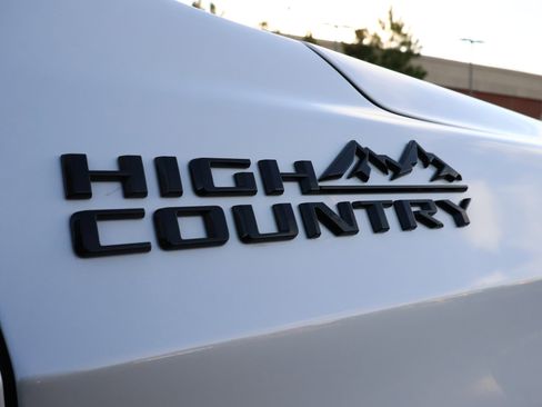 Certified 2025 Chevrolet Suburban High Country image 6
