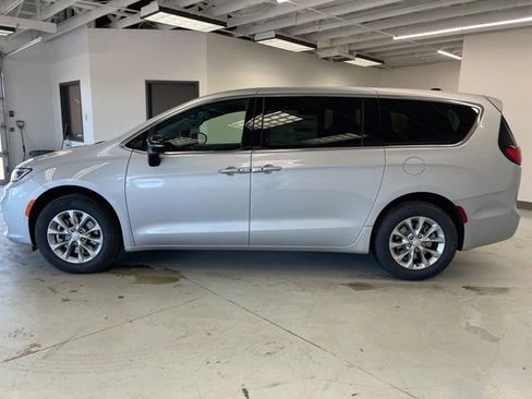 New 2026 Chrysler Pacifica Select image 4