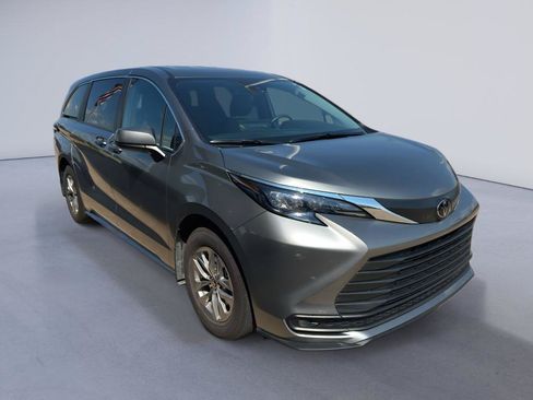 Used 2026 Toyota Sienna LE AWD/4WD image 11