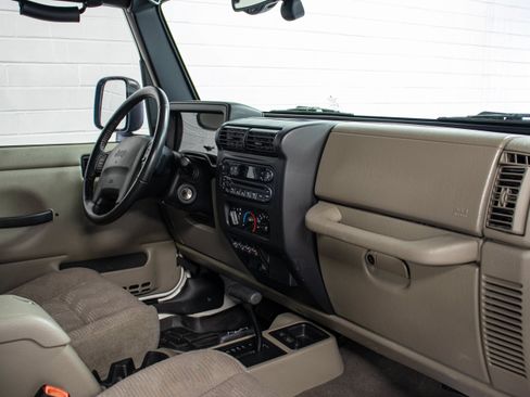 Used 2004 Jeep Wrangler Rubicon w/ Dual Top Group AWD/4WD image 17