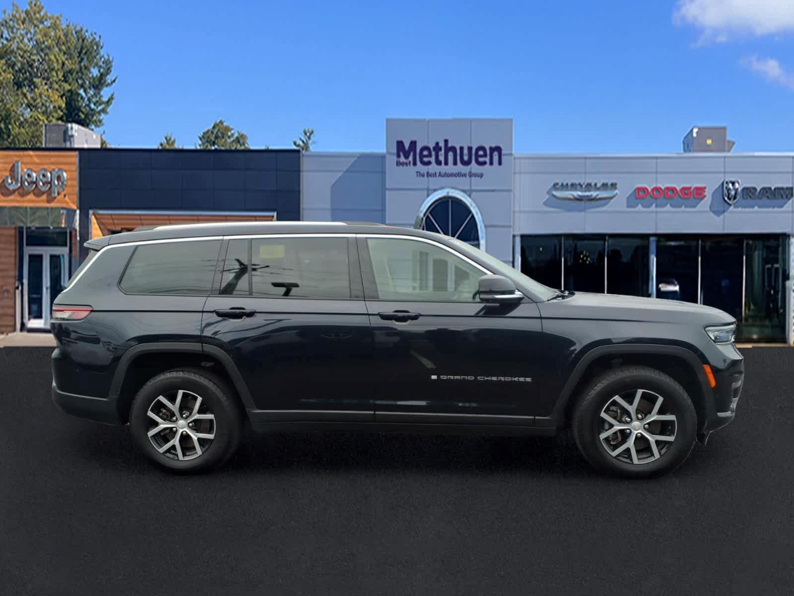 Used 2023 Jeep Grand Cherokee L Limited w/ Luxury Tech Group II AWD/4WD image 2