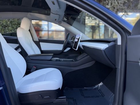 Used 2022 Tesla Model Y Long Range image 32