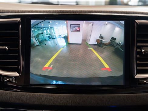 Used 2021 Chrysler Pacifica Touring-L FWD image 13