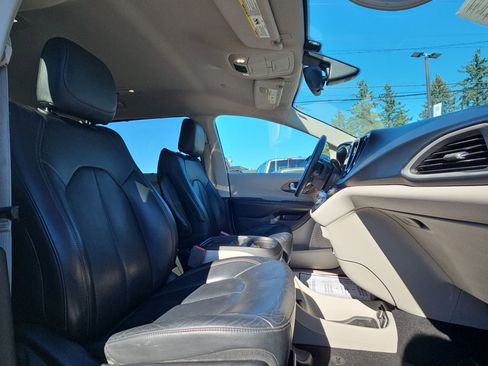 Used 2017 Chrysler Pacifica Touring-L image 29