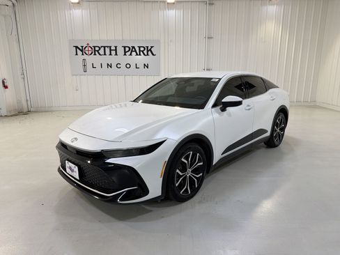 Used 2023 Toyota Crown XLE image 1