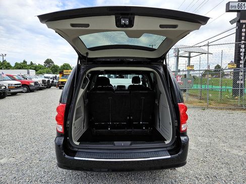 Used 2019 Dodge Grand Caravan SXT image 19
