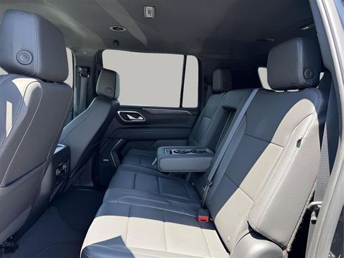 Used 2022 Chevrolet Suburban LT RWD image 24
