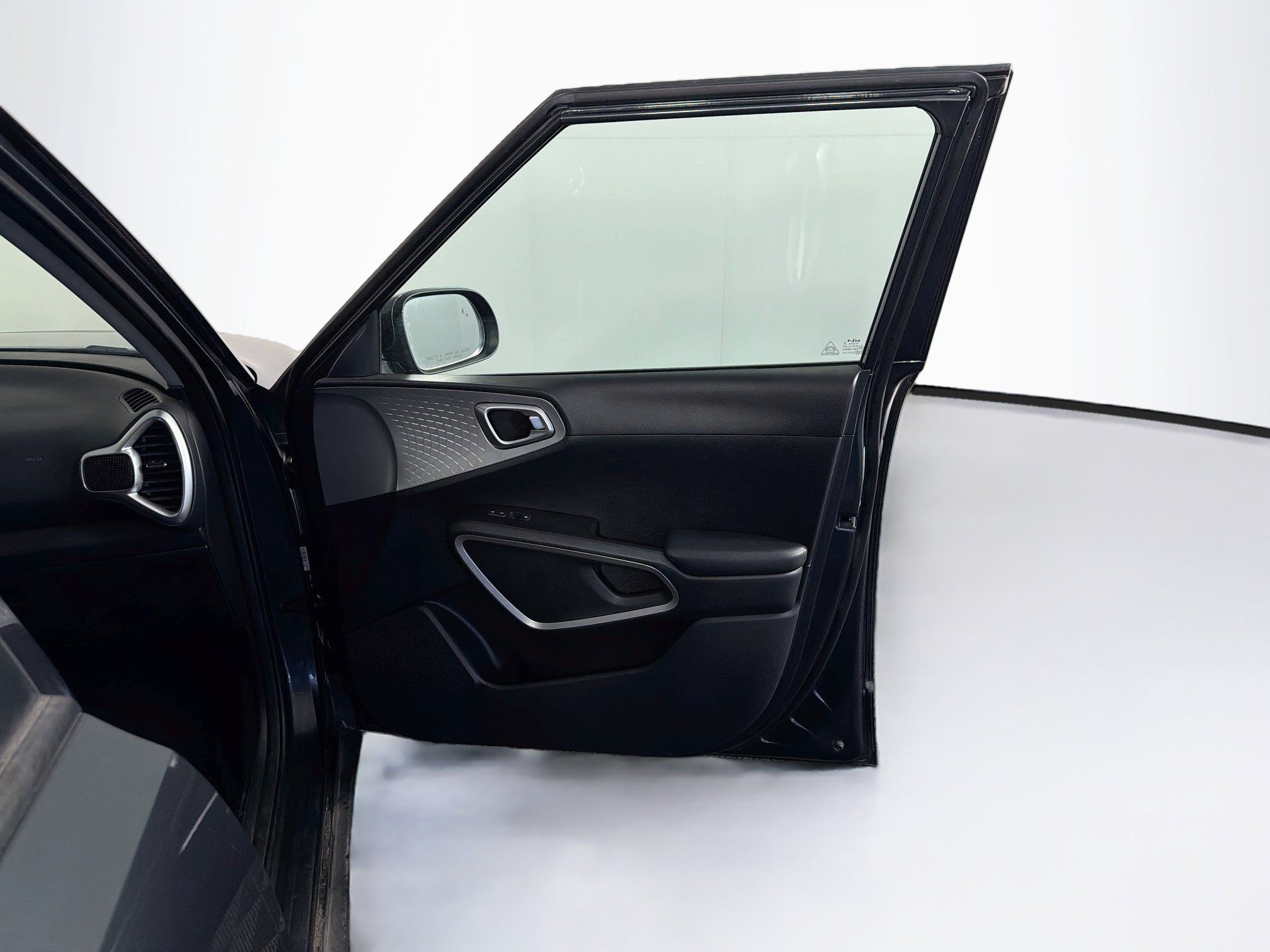 Used 2025 Kia Soul LX w/ LX Technology Package FWD image 32