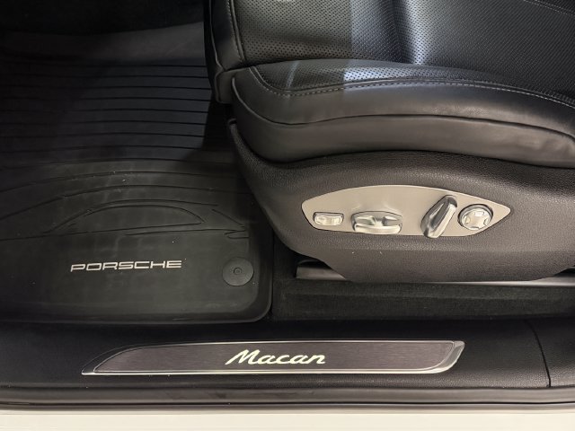 Certified 2026 Porsche Macan AWD/4WD image 29