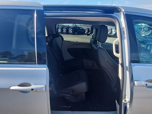 Certified 2023 Chrysler Pacifica Touring-L image 28