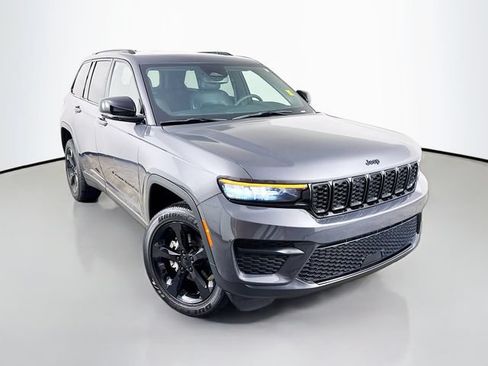 Used 2024 Jeep Grand Cherokee Altitude AWD/4WD image 3
