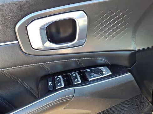 Used 2023 Kia Sorento SX image 4