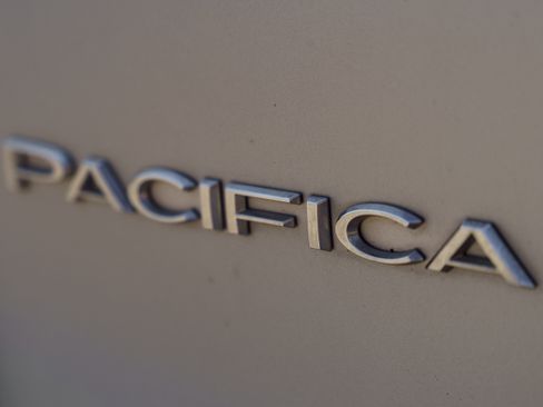 Used 2024 Chrysler Pacifica Touring-L image 27