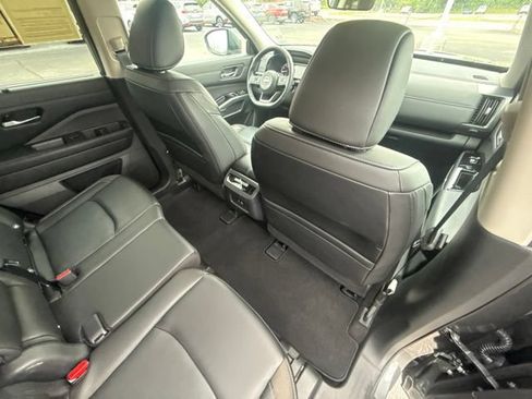 Used 2024 Nissan Pathfinder SL AWD/4WD image 17