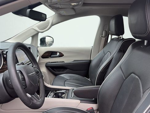 Used 2023 Chrysler Pacifica Limited w/ Uconnect Theater Family Group image 13