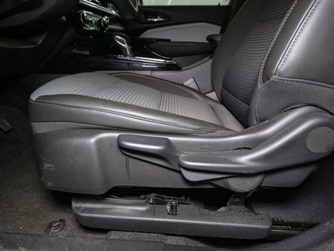 Used 2025 Chevrolet Trax LT w/ Driver Confidence Package image 38