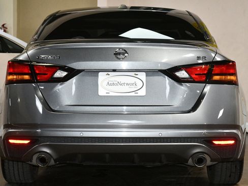 Used 2020 Nissan Altima 2.5 SR w/ Premium Package FWD image 2