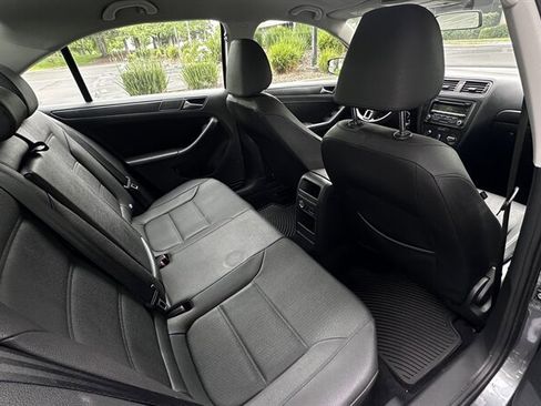 Used 2012 Volkswagen Jetta SE FWD image 11