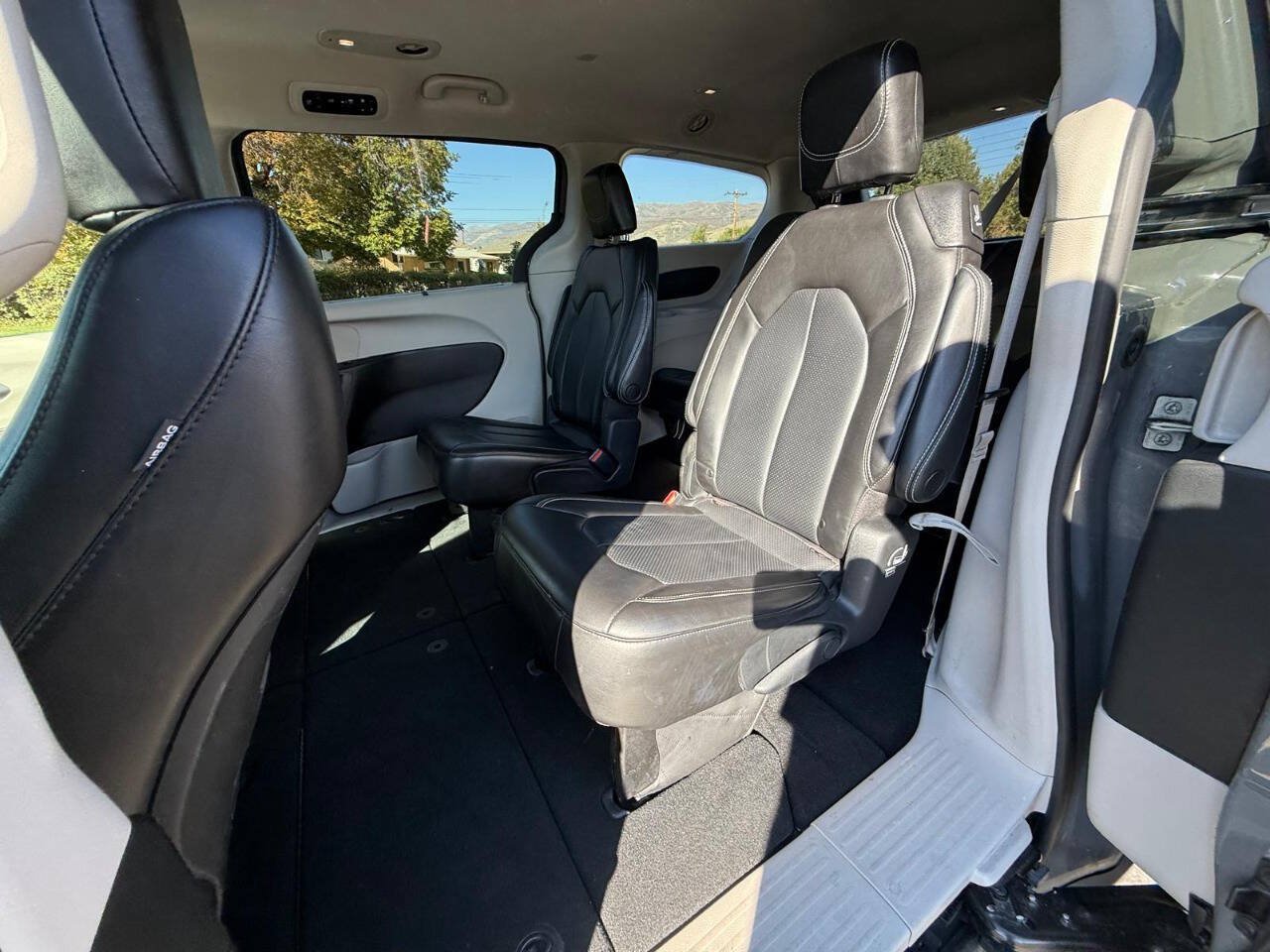 Used 2023 Chrysler Pacifica Touring-L FWD image 10