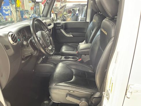 Used 2014 Jeep Wrangler Unlimited Sahara w/ Connectivity Group AWD/4WD image 14
