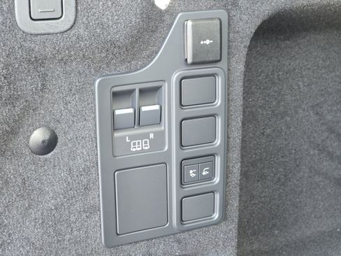 New 2026 Land Rover Discovery S image 18