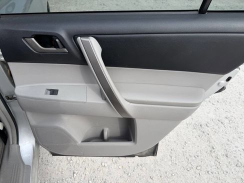 Used 2010 Toyota Highlander SE image 18
