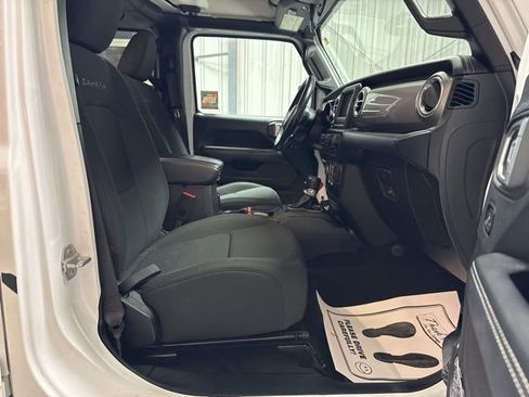 Used 2019 Jeep Wrangler Unlimited Sahara image 25