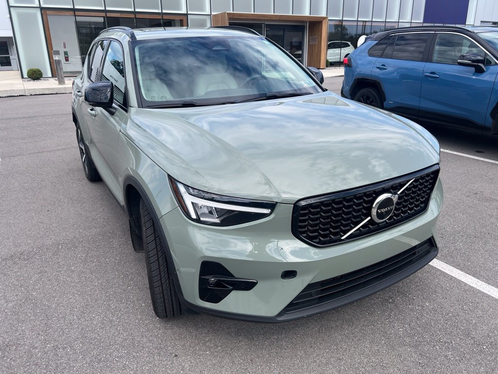 Used 2023 Volvo XC40 B5 Plus w/ Driver Assist Package AWD/4WD image 5