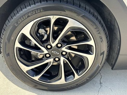 Used 2023 Chevrolet Bolt EUV Premier w/ Sun & Sound Package FWD image 4