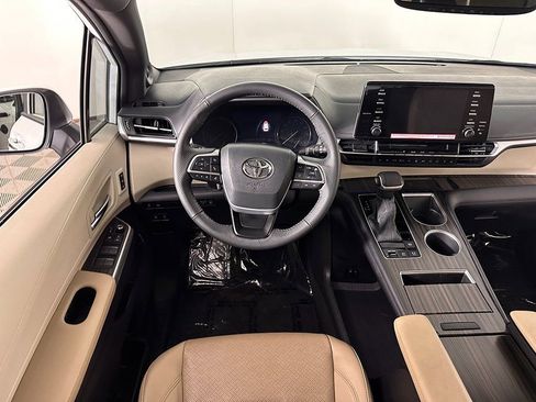 Used 2024 Toyota Sienna Limited image 34
