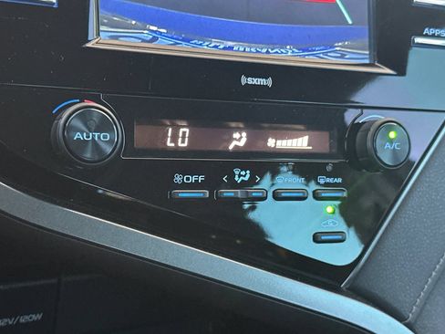 Used 2020 Toyota Camry SE FWD image 18