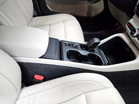 Used 2022 Volvo XC40 T5 Momentum image 24