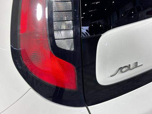 Used 2018 Kia Soul + FWD image 34