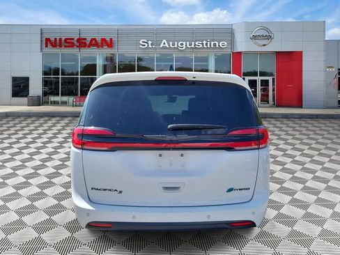 Used 2024 Chrysler Pacifica Limited FWD image 3