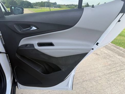 Used 2018 Chevrolet Equinox Premier FWD image 17