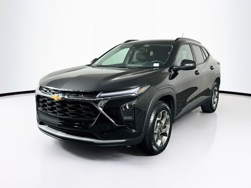 Used 2025 Chevrolet Trax LT w/ LT Convenience Package FWD image 3