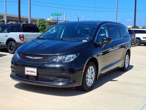Used 2023 Chrysler Voyager LX FWD image 4