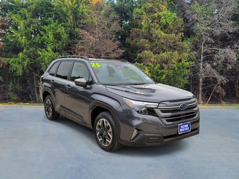 Used 2025 Subaru Forester Premium AWD/4WD image 16