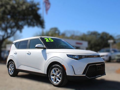 Certified 2025 Kia Soul LX image 2