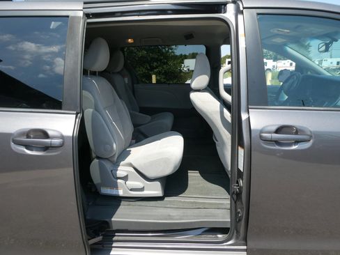 Used 2017 Toyota Sienna LE AWD/4WD image 28