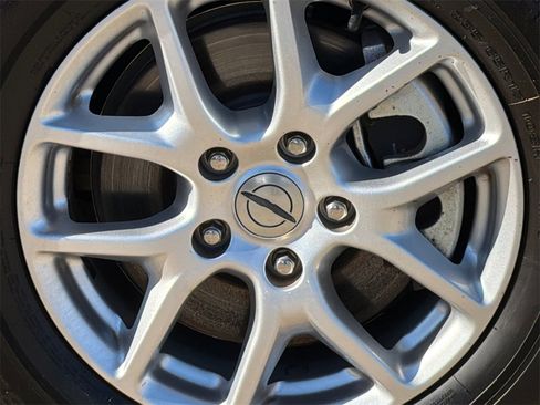 Used 2023 Chrysler Pacifica Touring-L image 6